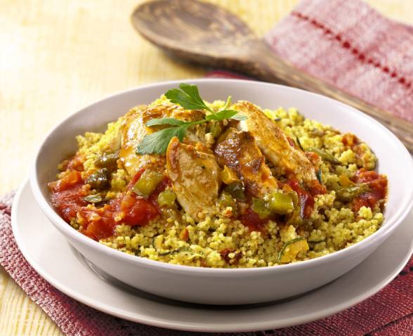 Escalopes De Poulets Et Couscous Du Soleil Accompagnées Dune Sauce Tomate épicée