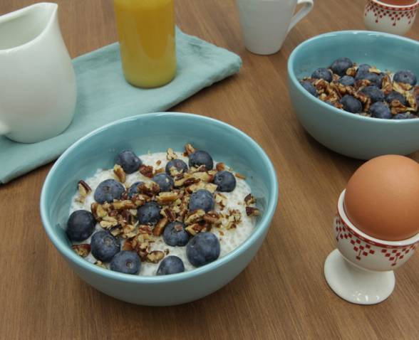 Recette porridge au lait d'amande, noix de pécan et myrtilles TIPIAK