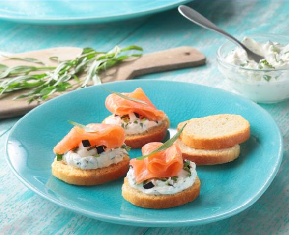 Mini Toasts au saumon fumé, fromage frais, estragon et tartare de radis noir TIPIAK