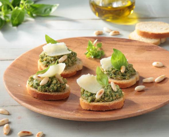 Mini Toasts en tapenade d'olives vertes, copeaux de parmesan et pignons de pin TIPIAK