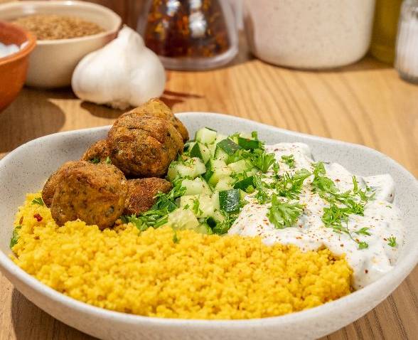 Couscous parfumé, falafels et tzatzíki