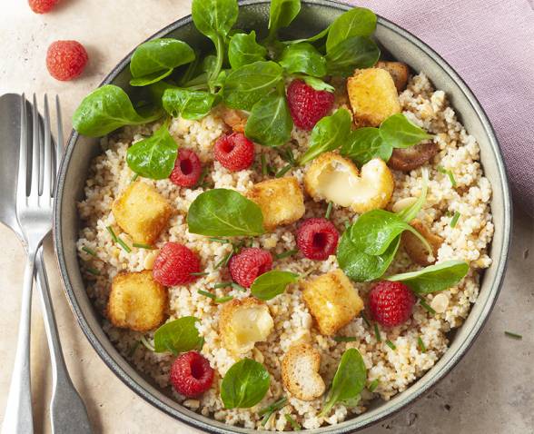 Salade de Céréales Gourmandes mâche, framboises & camembert pané