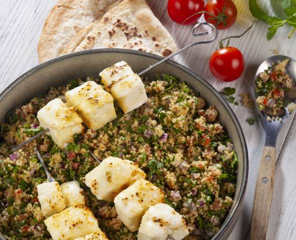 Taboulé vert et brochettes de feta grillée