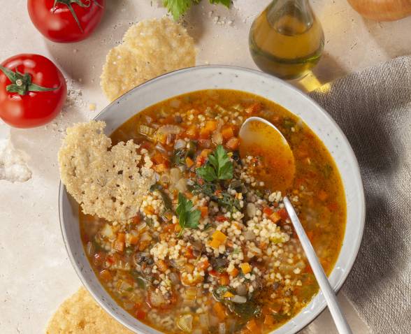 Minestrone aux céréales et tuiles de parmesan